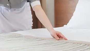 布団を整える画像