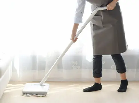 床を掃除する画像