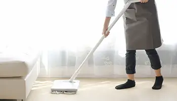 床を掃除する画像