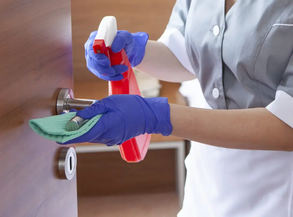 拭き掃除をする従業員の画像