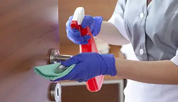 拭き掃除をする従業員の画像