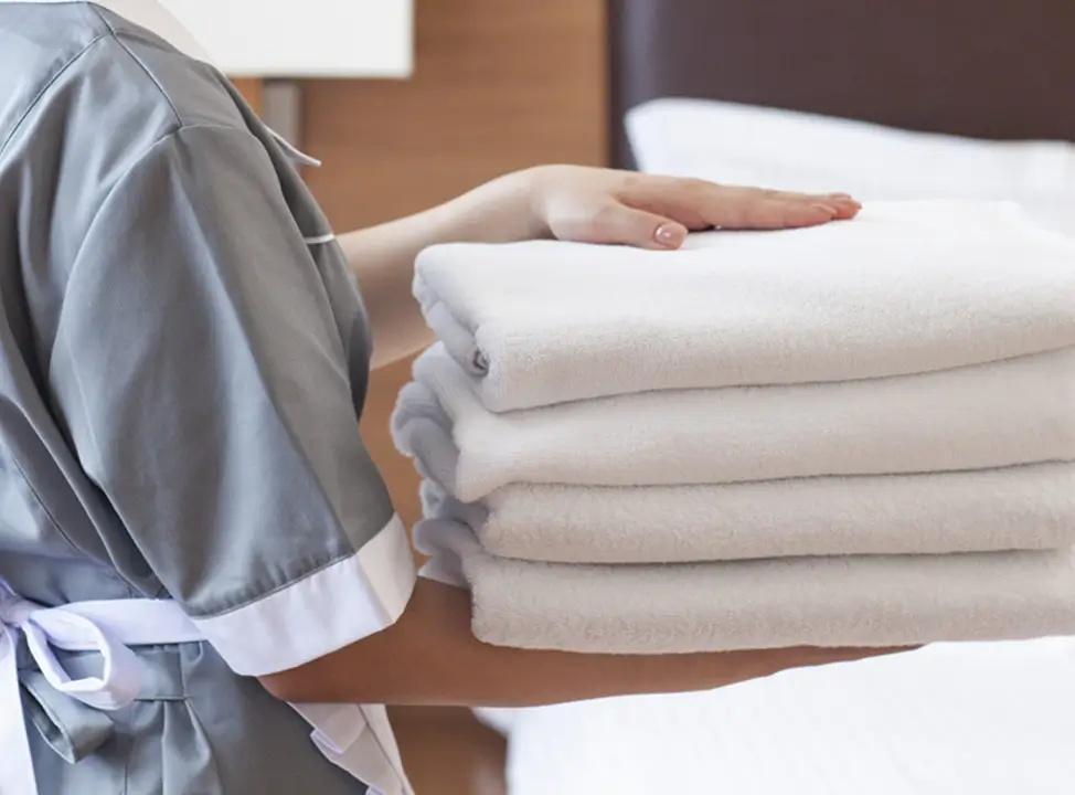 タオルを準備する従業員の画像